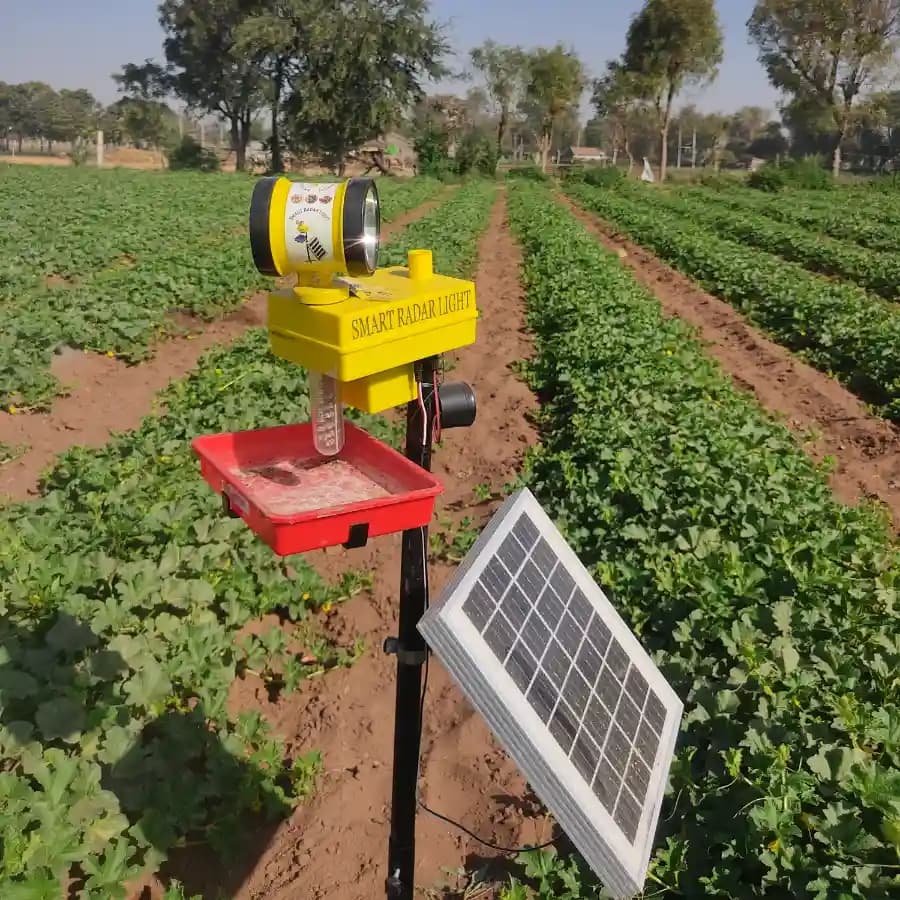 V-SAR Smart Radar Solar Light, 360 Degree Rotating Light With Insect Trap, Waterproof, 15W Panel And Siren Alarm - Image 2