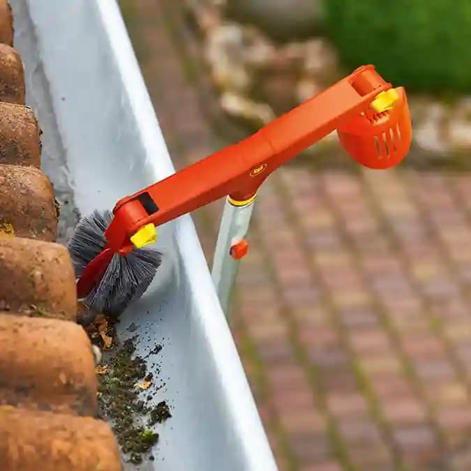Wolf Garten Gutter Cleaner (GC-M), 2-In-1 Gutter Cleaner Features Both Leaf Scoop and Gutter Brush - Image 1