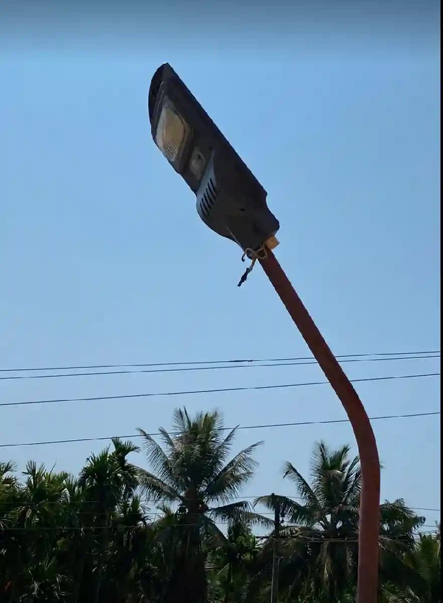 Solar All In One Pole Light With Remote ( Without Pole), No Wiring, Fix In Sunlight And Get Free Light - Image 1