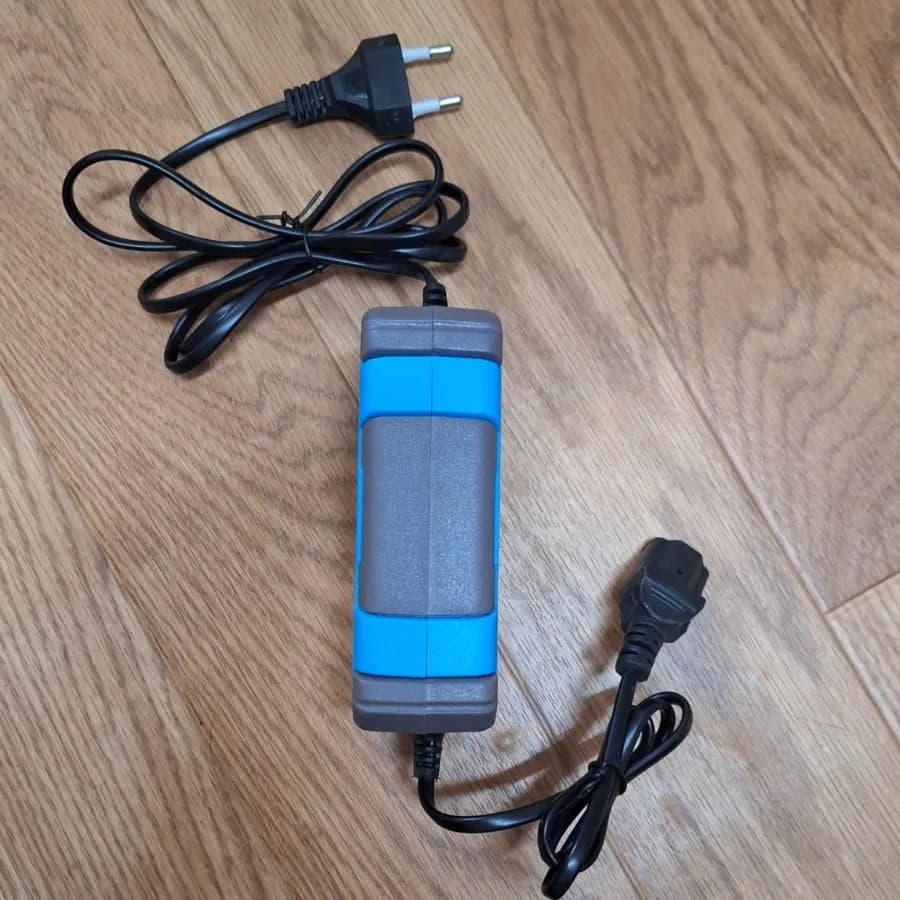 Radhe 2.5 Amp Digital Charger For Battery Sprayer, Digital Charging Meter, Compatible With 12V Battery Sprayers - Image 4