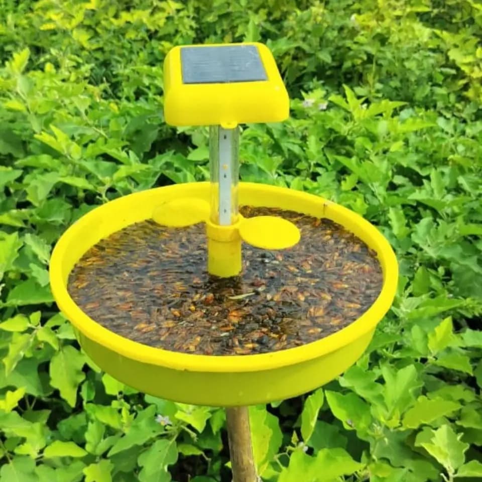 WAVAR Jadugar Mini Solar Trap, 3 Watt Solar Panel, 2000 mAh Lithium-Ion Battery, UV LED Light And Lure Handle For Crop Pest Control - Image 3